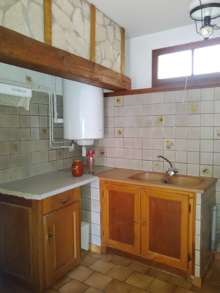 MAISON DE VILLAGE AVEC DEVANT DE PORTE