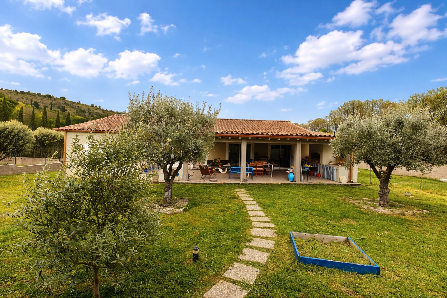 PROCHE COUIZA-VILLA MODERNE DE 136M2 AVEC JARDIN ARBORÉ TERRASSE COUVERTE ET GARAGE