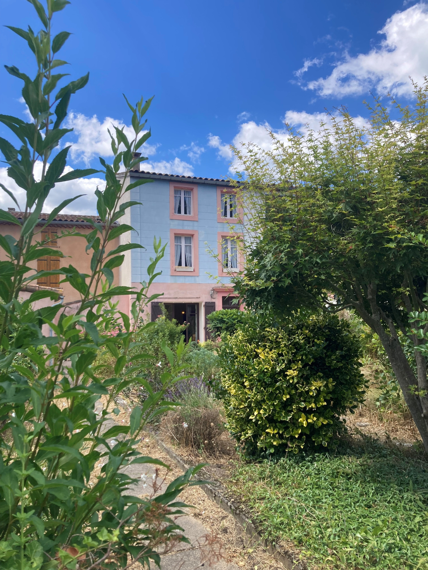 dans village vivant, charmante maison en bon état avec jardin, atelier, et garage.