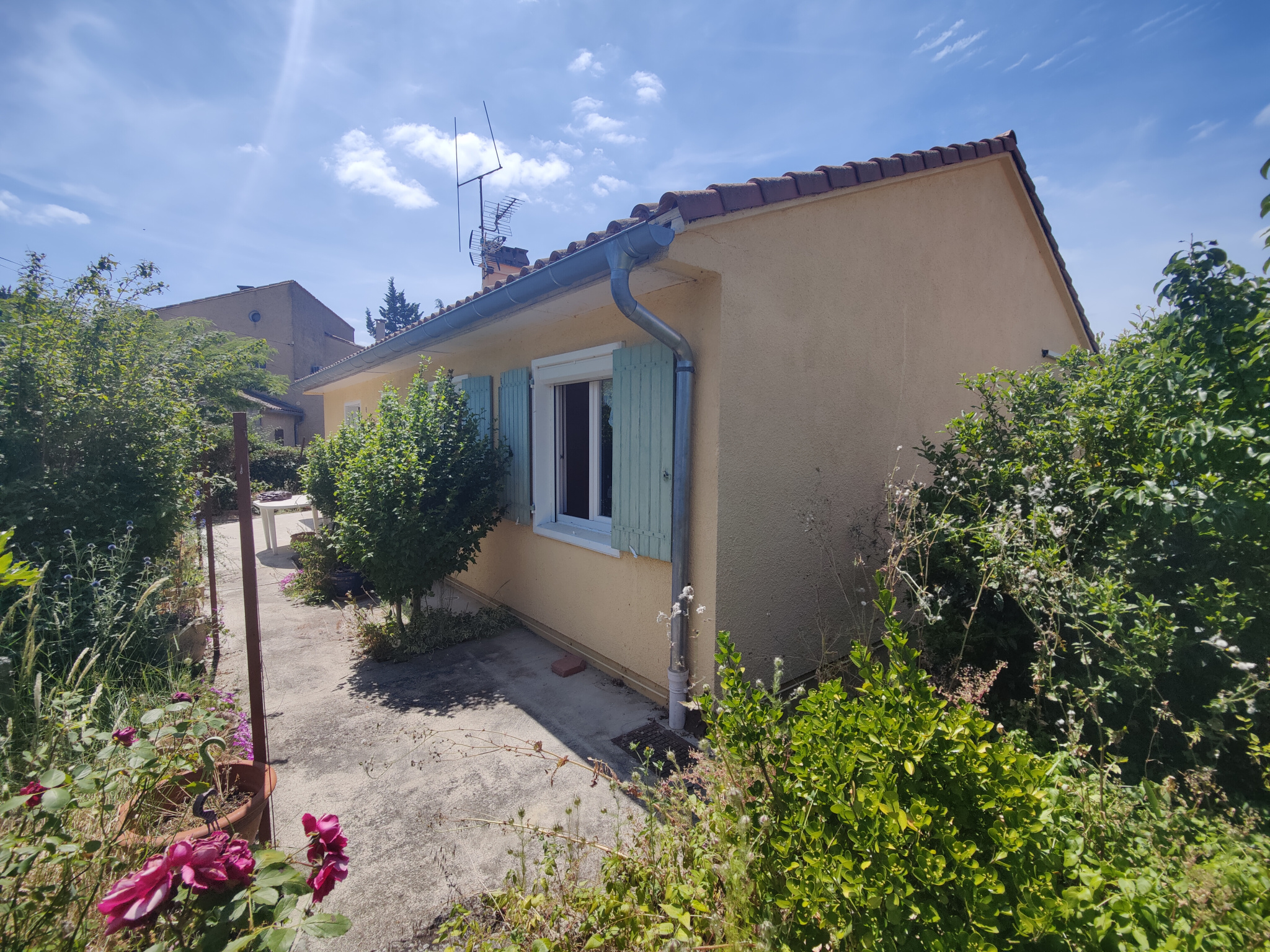 BELVÈZE-DU-RAZÈS   VILLA DE PLAIN-PIED 4 FACES AVEC VÉRANDA, GARAGE ET JARDIN DE 648 M2