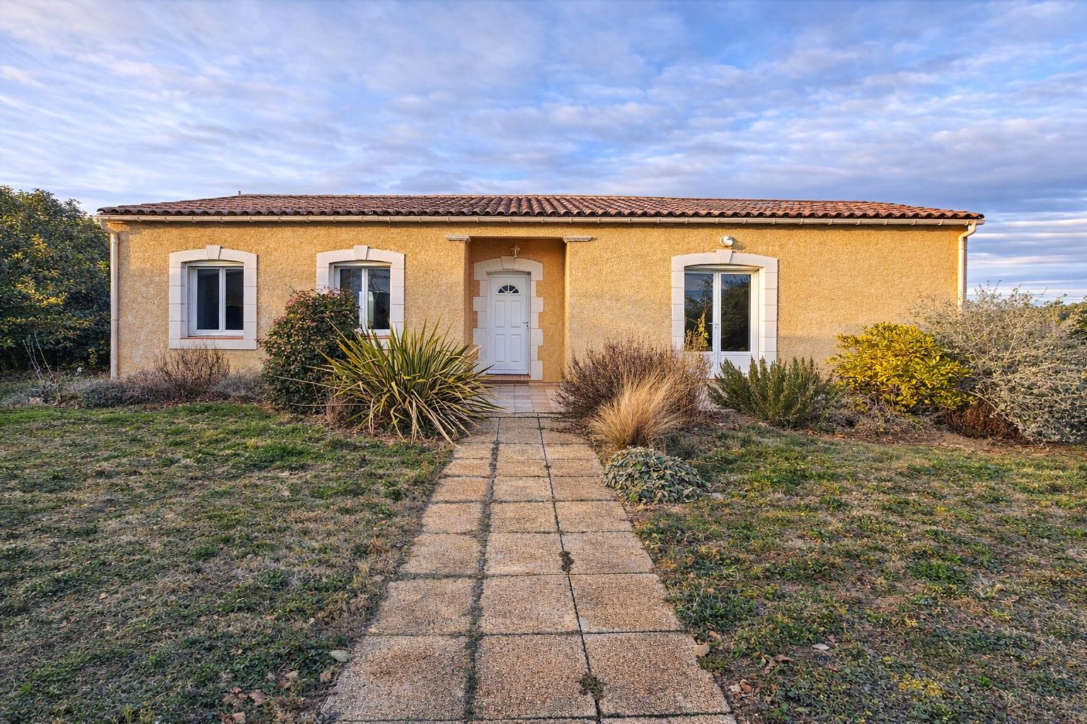 SECTEUR RAZES-SUPERBE VILLA DE PLAIN PIED 117M2 HABITABLE