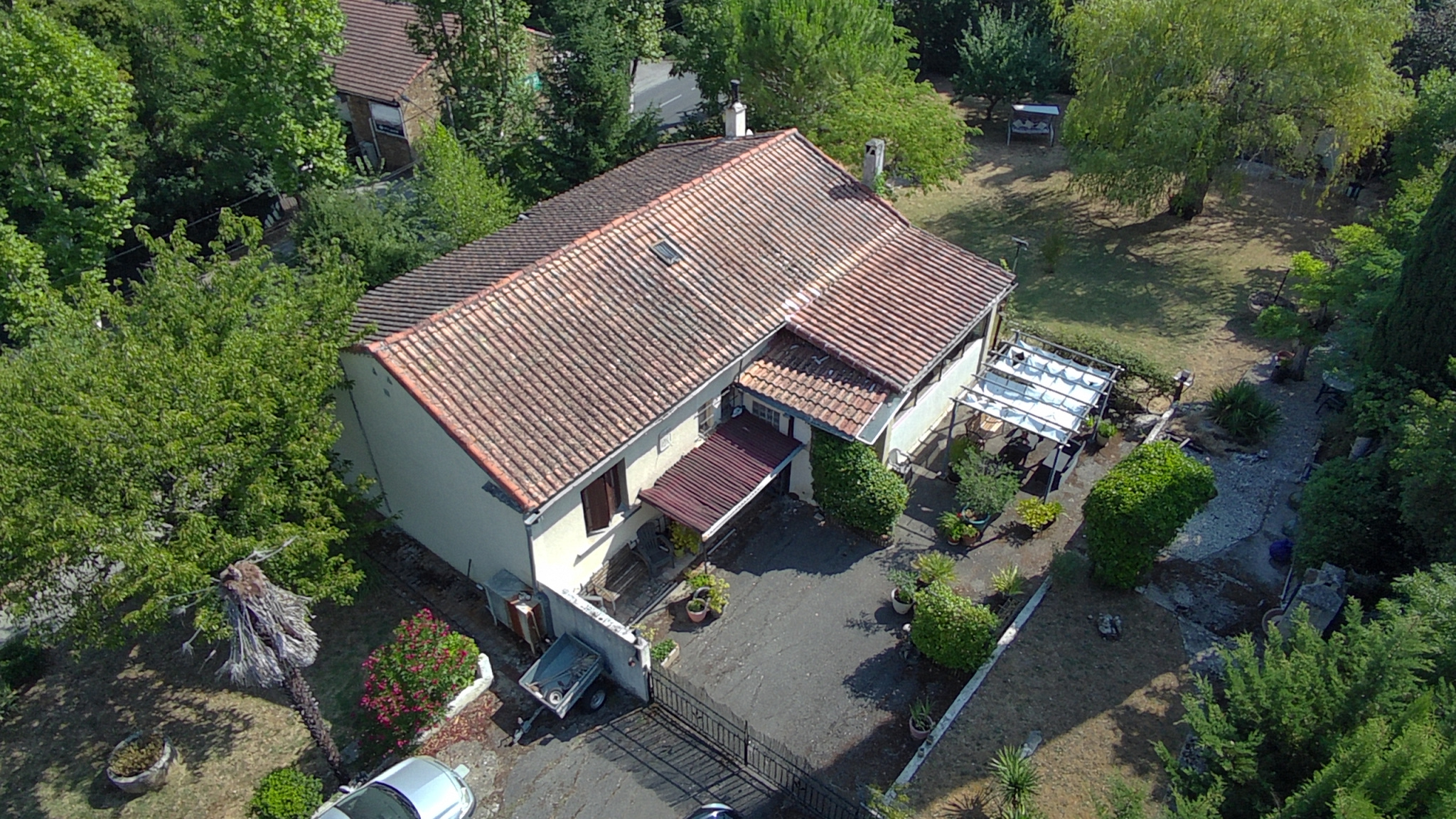 COUIZA-MAISON DE PLAIN-PIED DE 104.12M2  AVEC SOUS-SOL COMPLET, GARAGE, DÉPENDANCE ET PARC ARBORÉ DE 2276M2