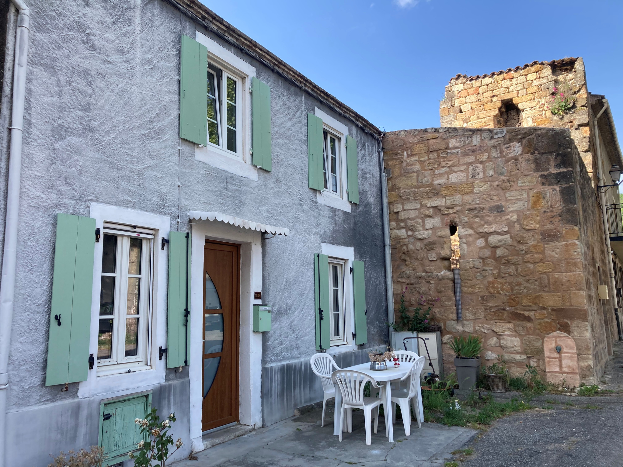 Sud Limoux, maison de village 2 chambres, parfait état, cuisine équipée,  terrasse, dépendance.