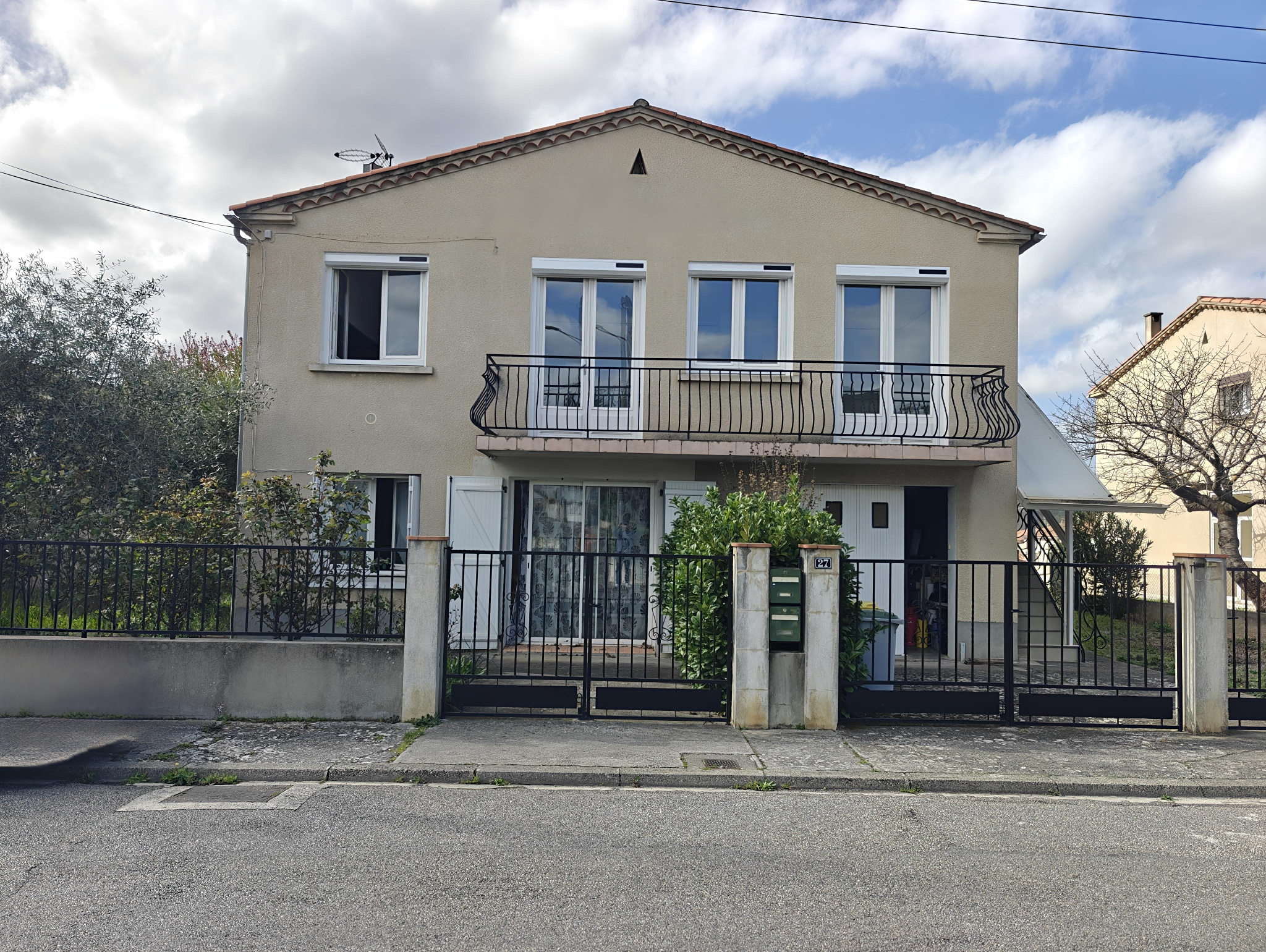 LIMOUX-VILLA AVEC JARDIN PUITS ATELIER ET GARAGE